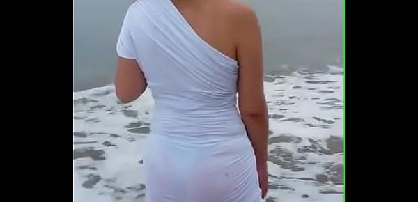  mi novia en la playa con su rica tanga marcada